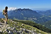 20 Sul sent. 244 verso il Passo di Gabbia con vista verso l'Alben